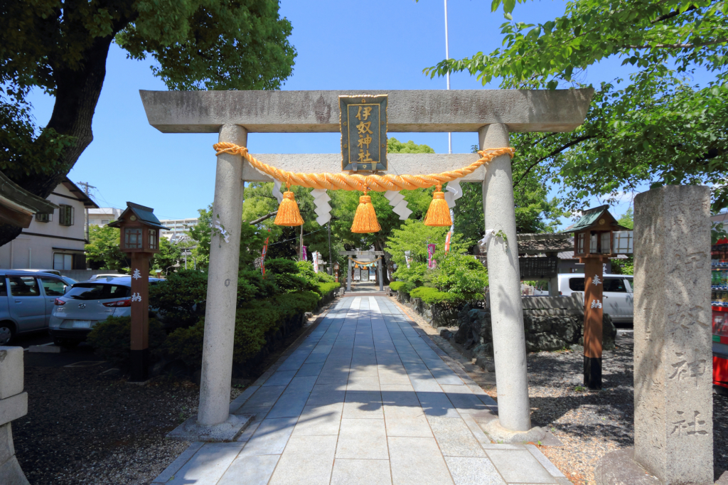 inu shrine torii gate