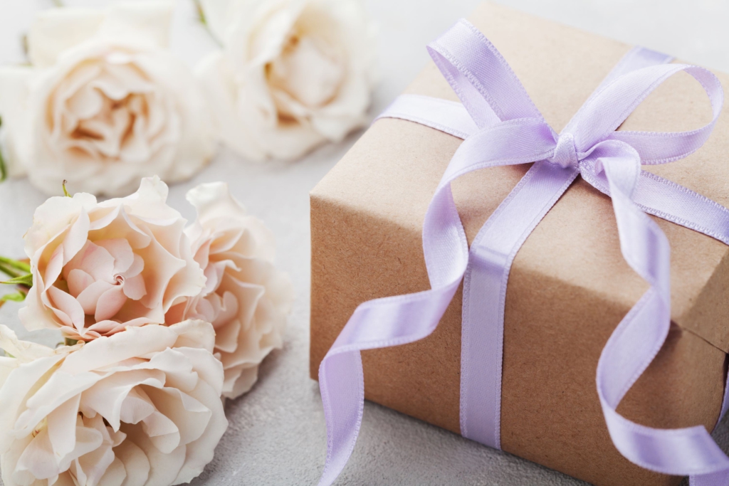 hộp quà và hoa