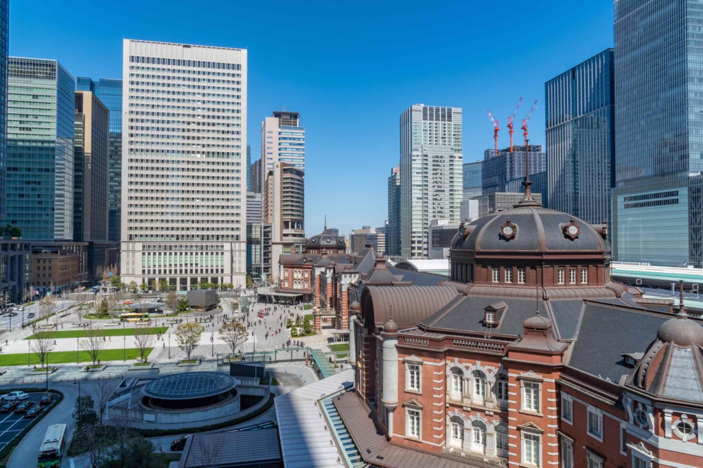 東京車站與周遭辦公大樓景色
