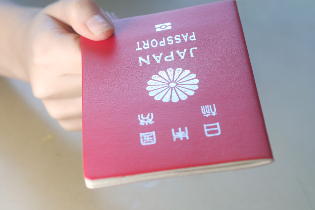 手拿紅色日本護照