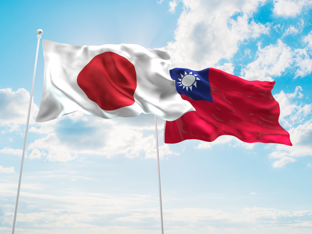 藍天下的台灣和日本國旗