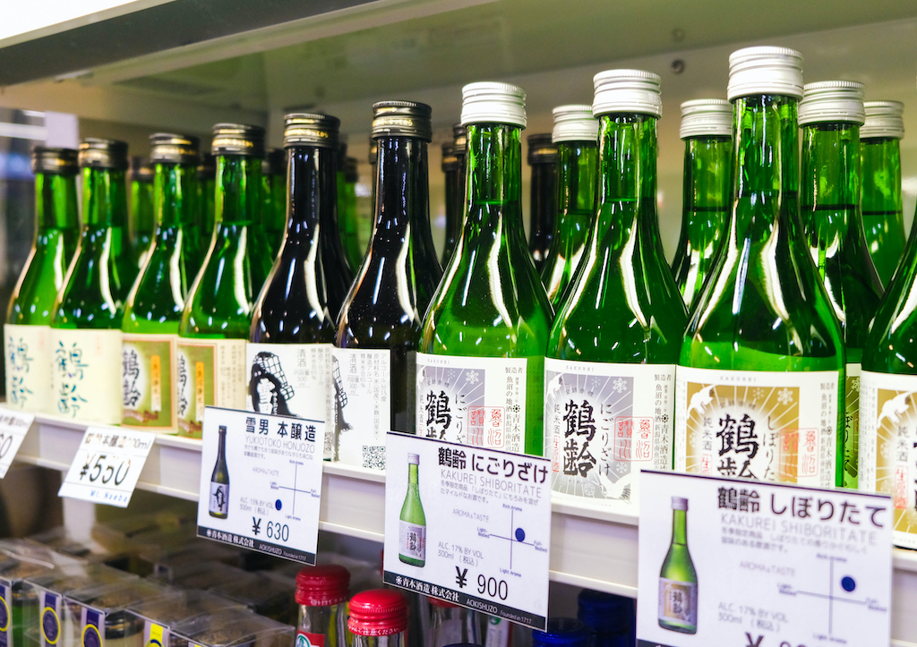 rượu sake 300ml sake được bày bán trên giá trong cửa hàng