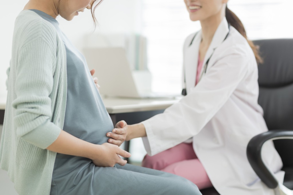 產檢醫生正在摸孕婦的肚子觸診