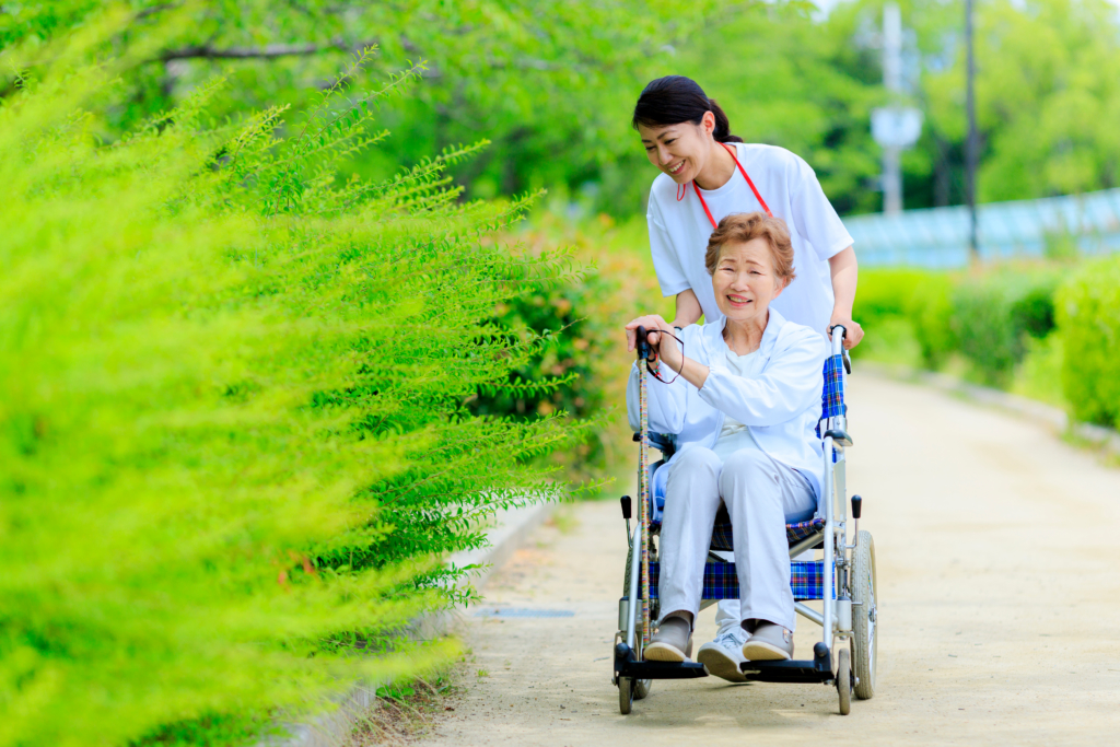 女子推著坐在輪椅上的老奶奶