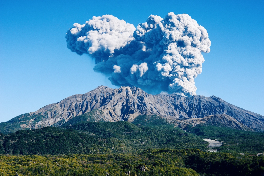 櫻島噴發火山灰的畫面
