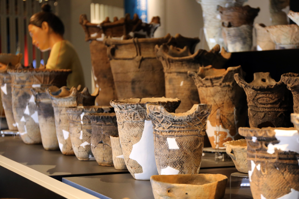 展示架上的古代日本陶器