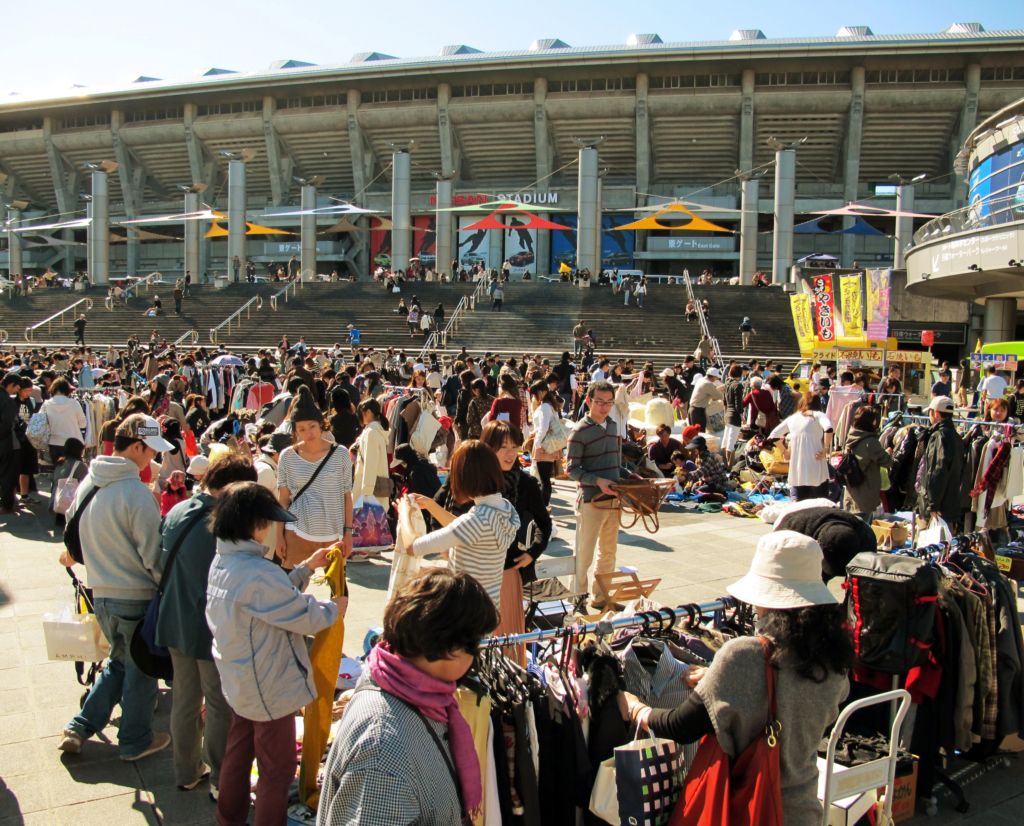 chợ đồ cũ tại sân vận động Nissan