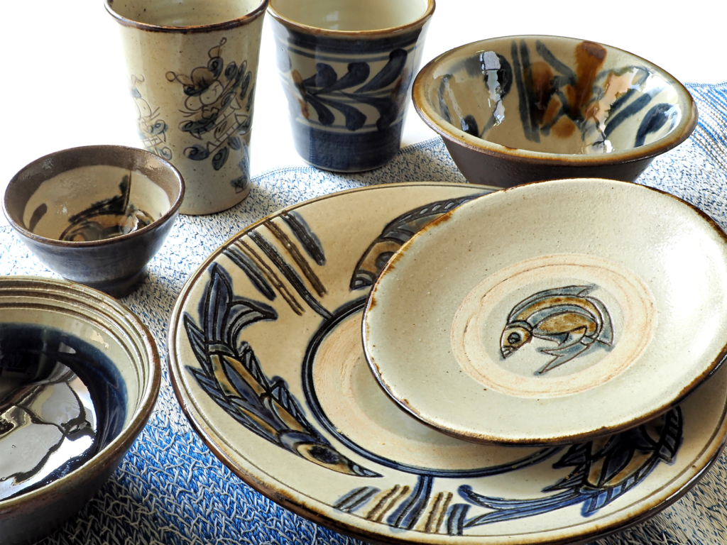 沖繩陶器盤子和碗和杯子