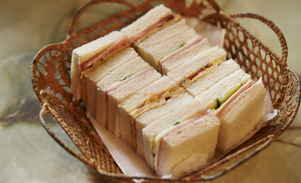 咖啡廳桌上竹籃裡裝著三明治的近照
