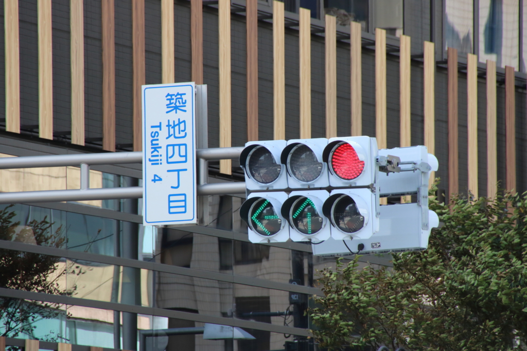 日本路上的箭頭式紅綠燈