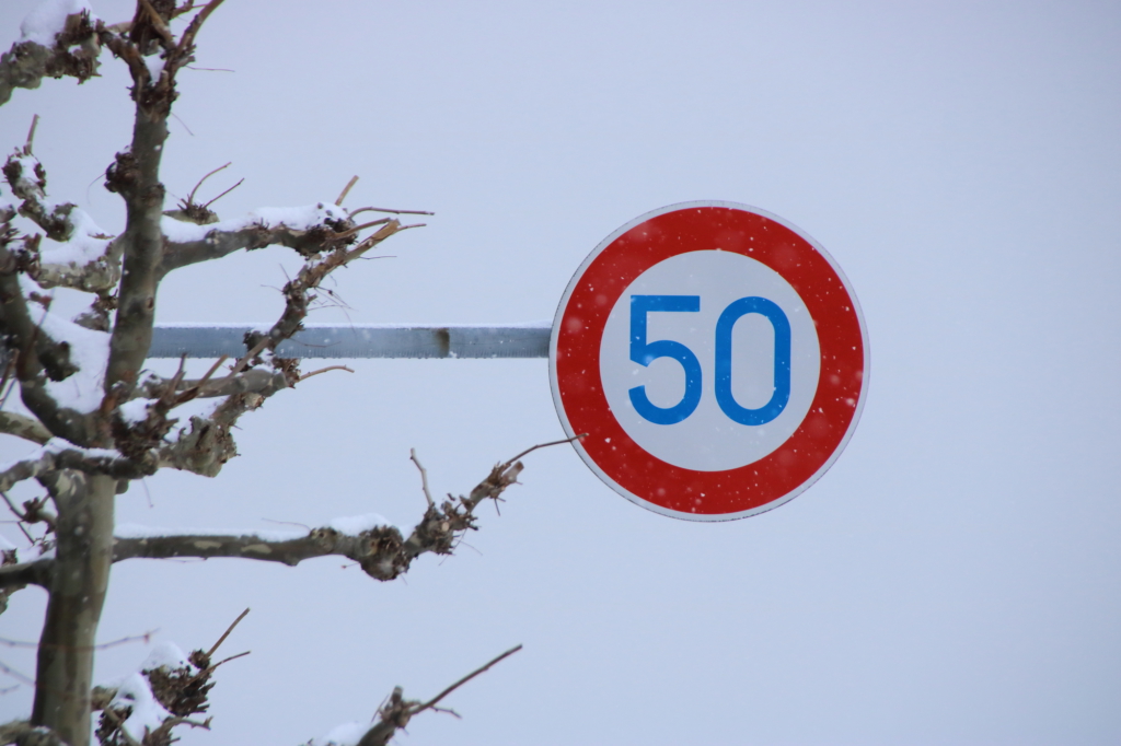 限速50的道路標誌