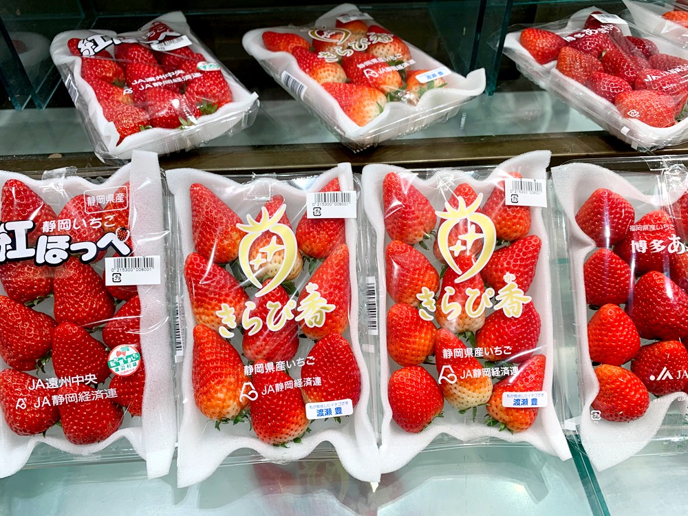 貨架上擺了不同品種的日本草莓