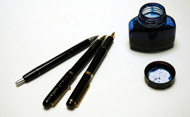 黑色筆管的鋼筆與黑藍色墨水
