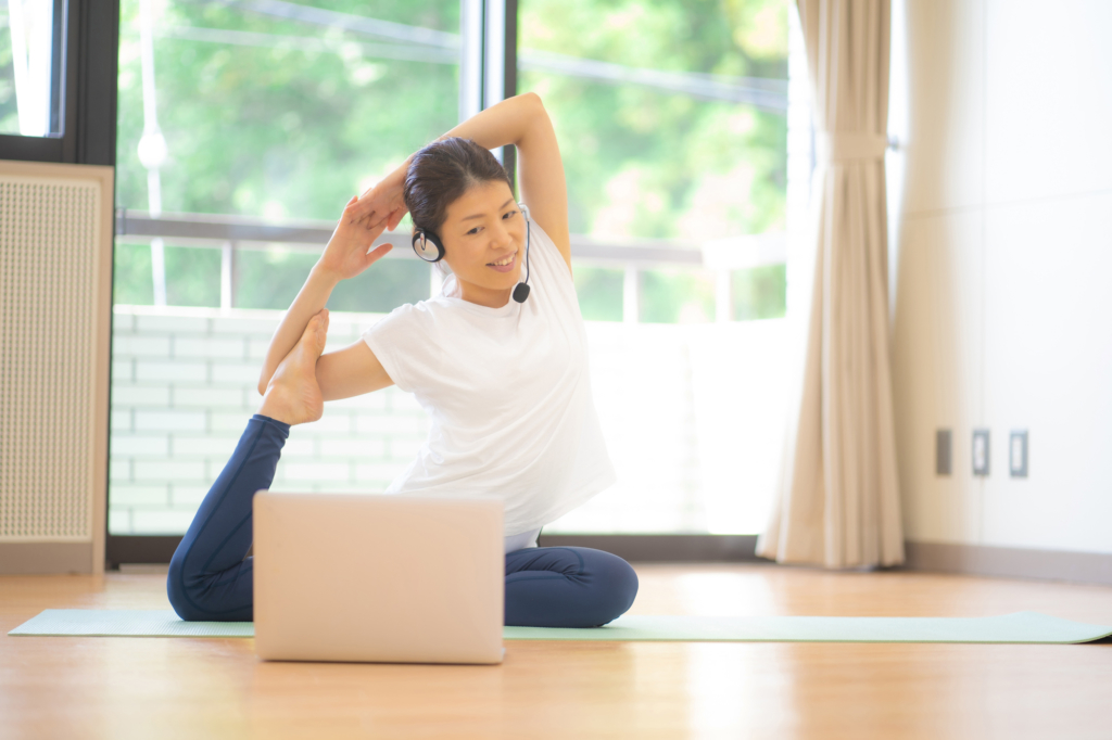 Tập yoga trực tuyến tại phòng tập thể dục ảo 